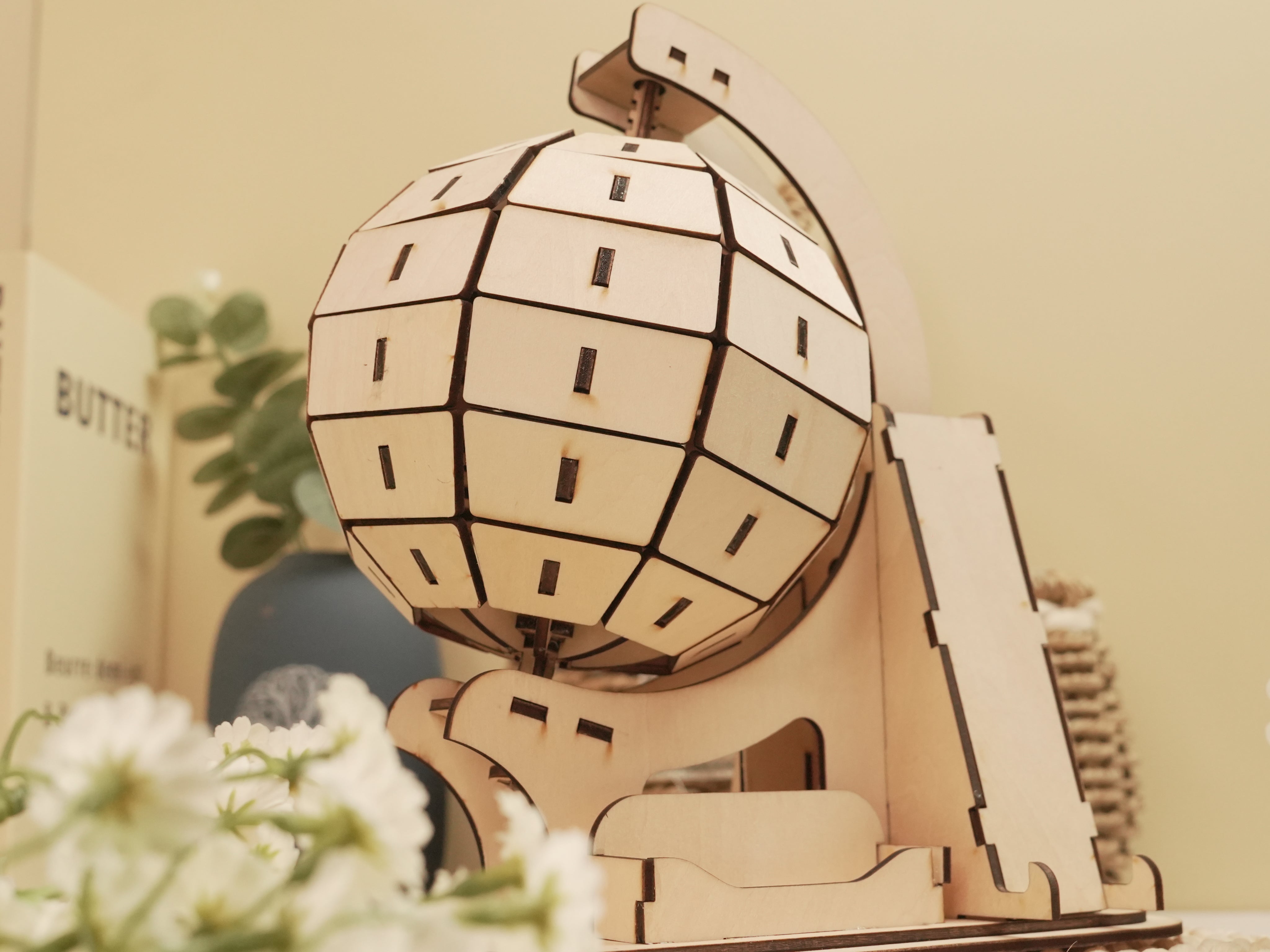Soporte para teléfono con forma de globo terráqueo cortado con láser