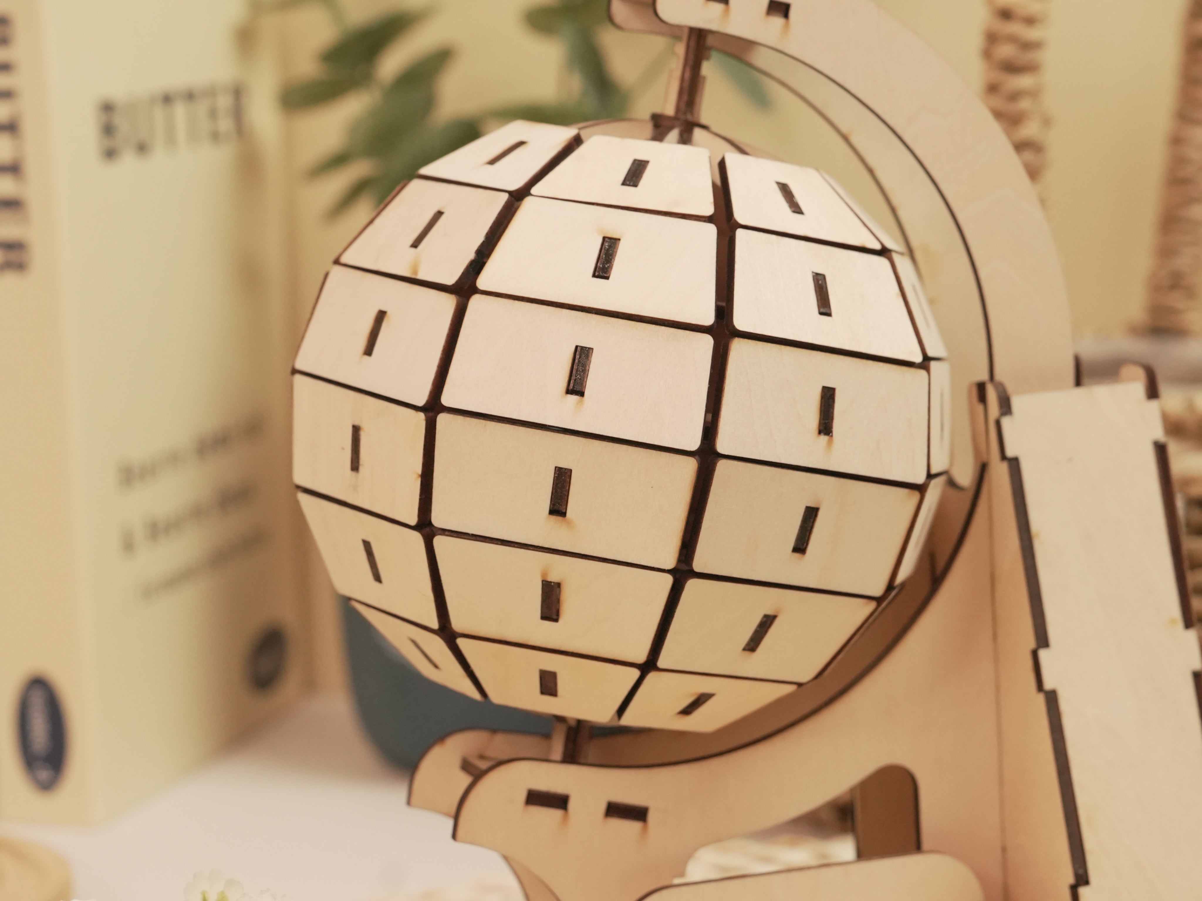 Soporte para teléfono con forma de globo terráqueo cortado con láser