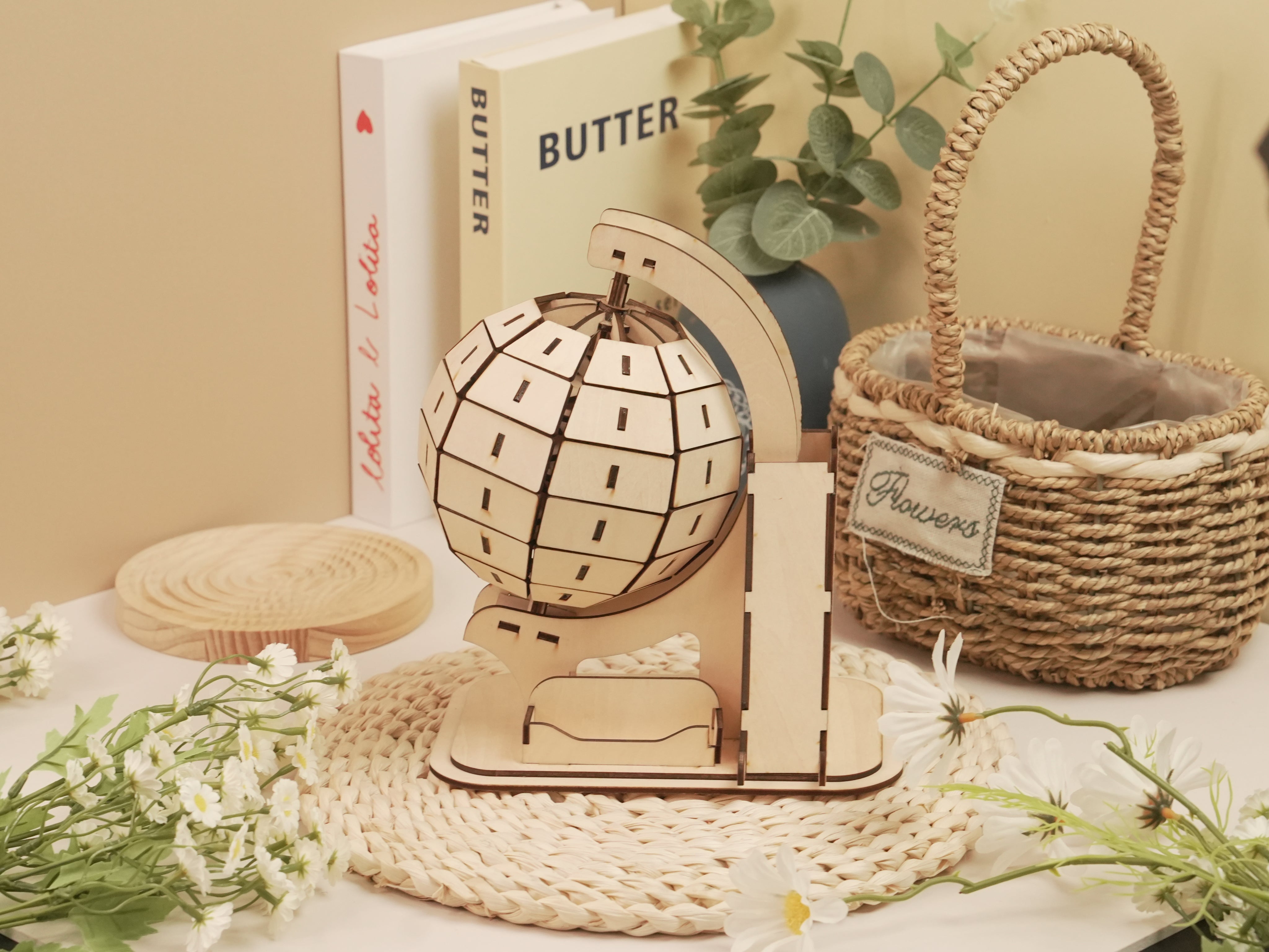 Soporte para teléfono con forma de globo terráqueo cortado con láser