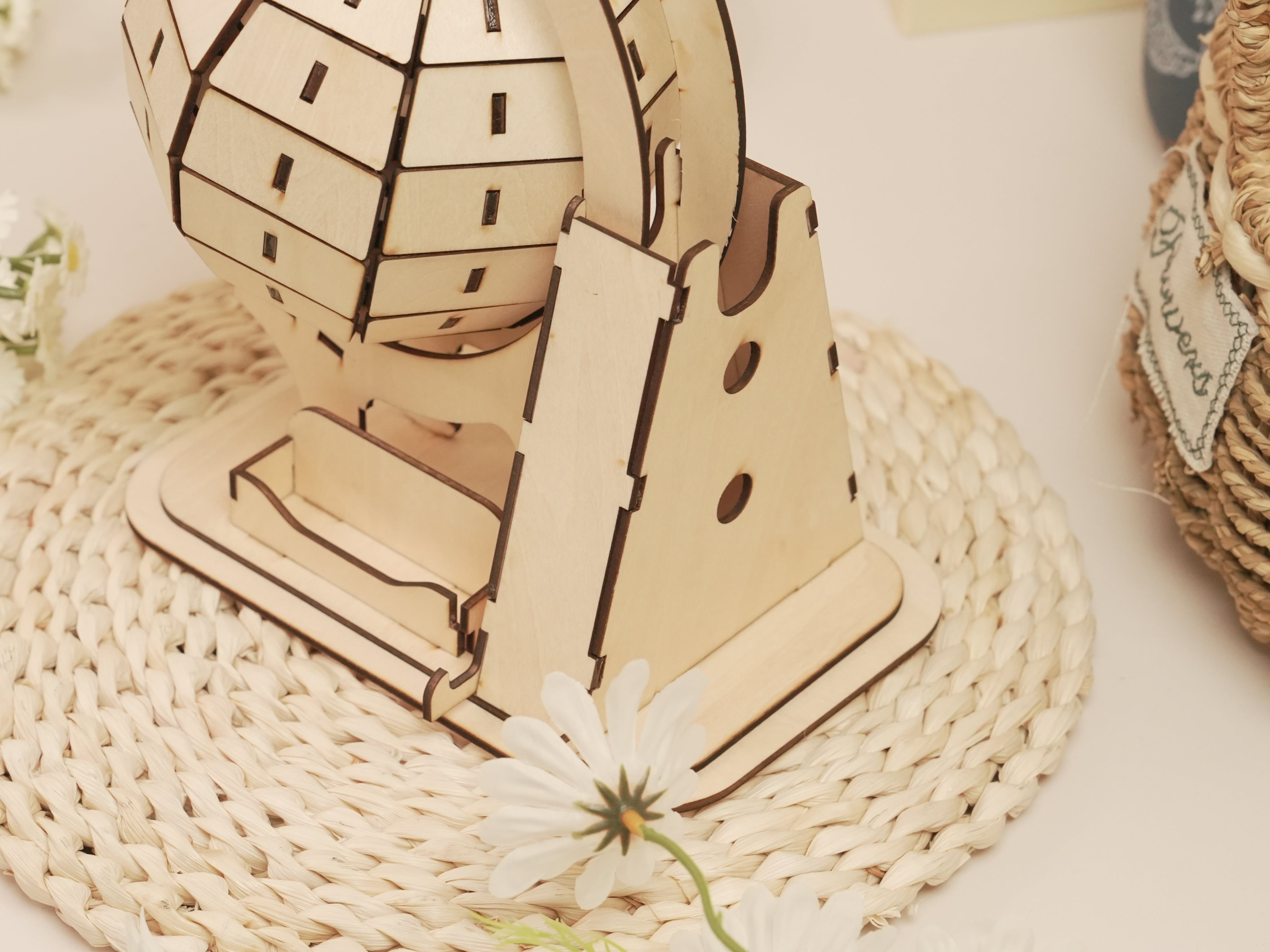 Soporte para teléfono con forma de globo terráqueo cortado con láser