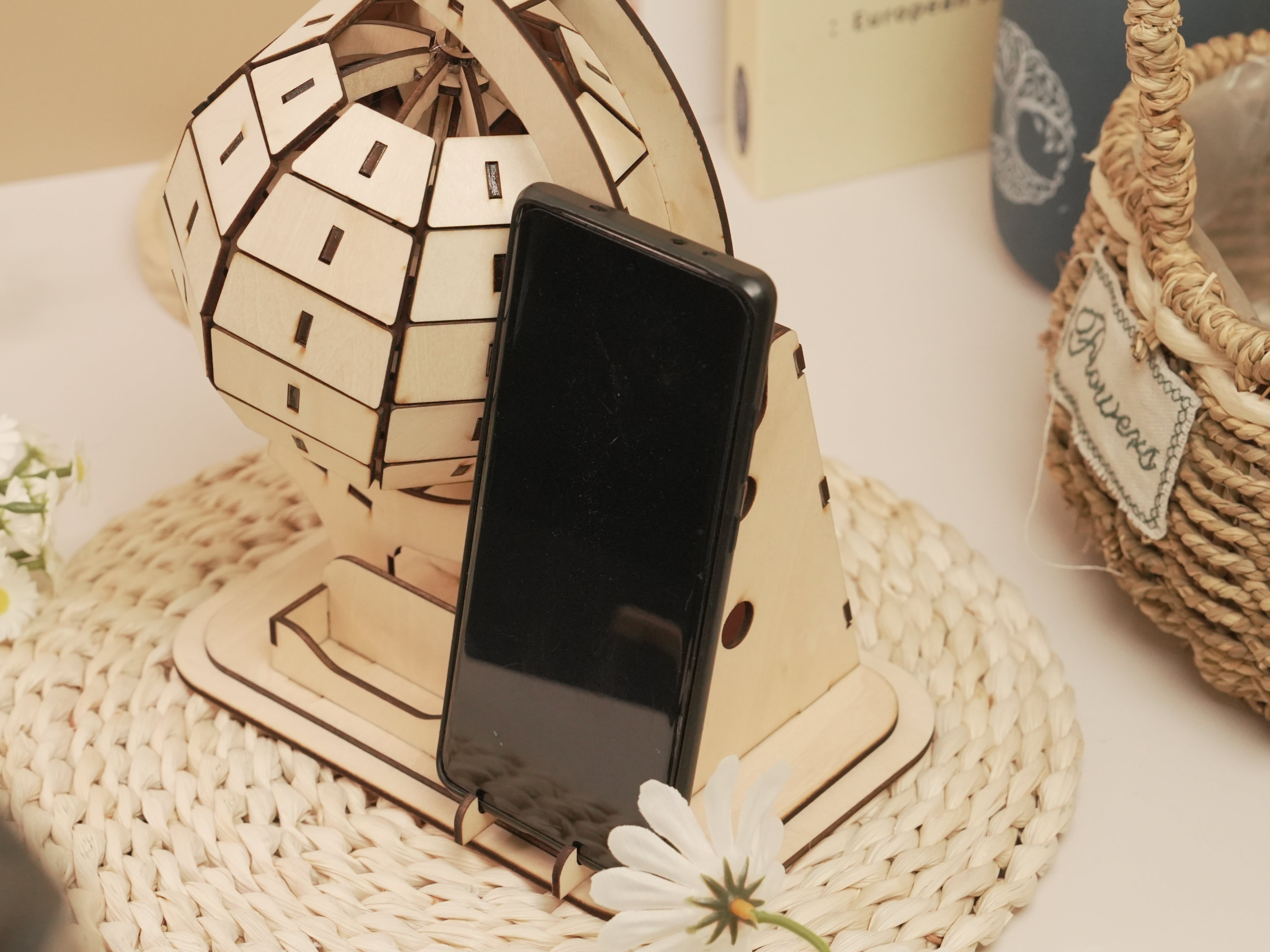 Soporte para teléfono con forma de globo terráqueo cortado con láser