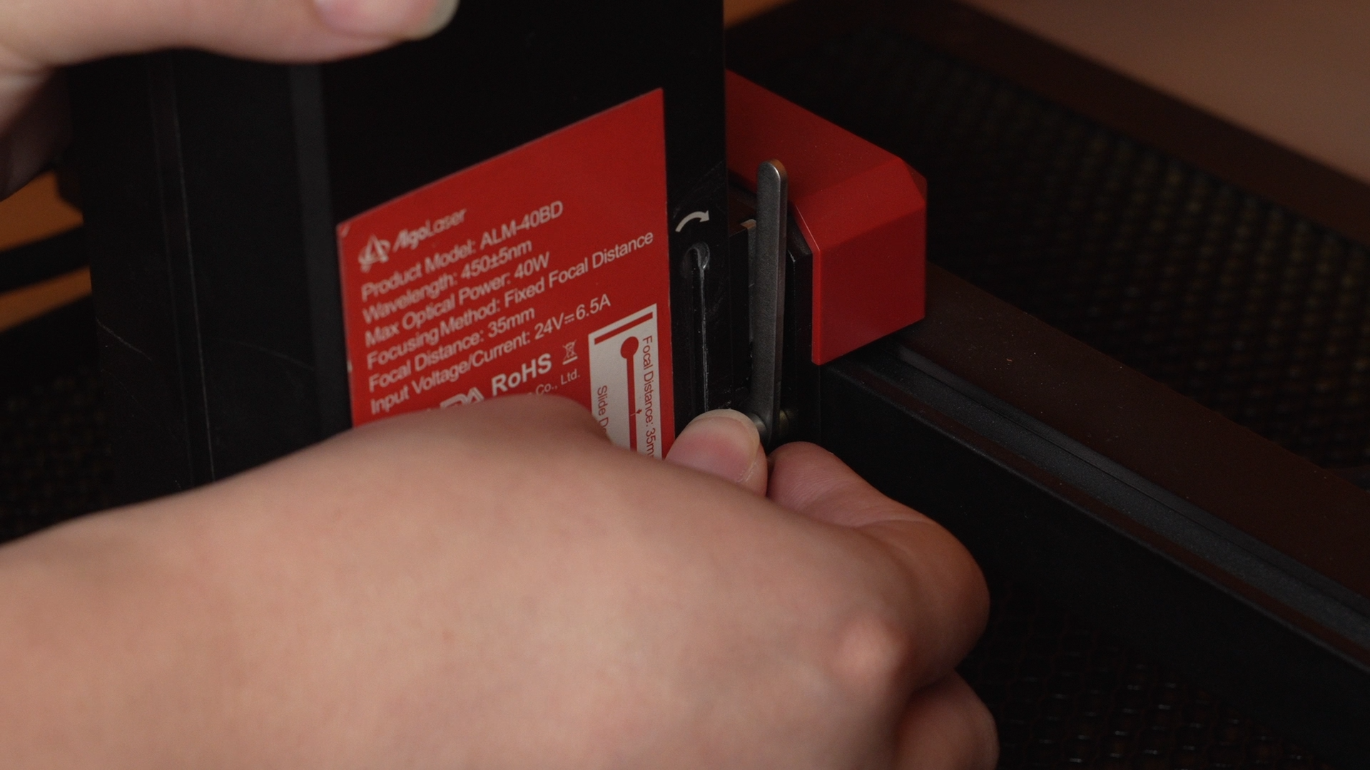 Cómo grabar con láser relieves en tablas de madera de pino 02