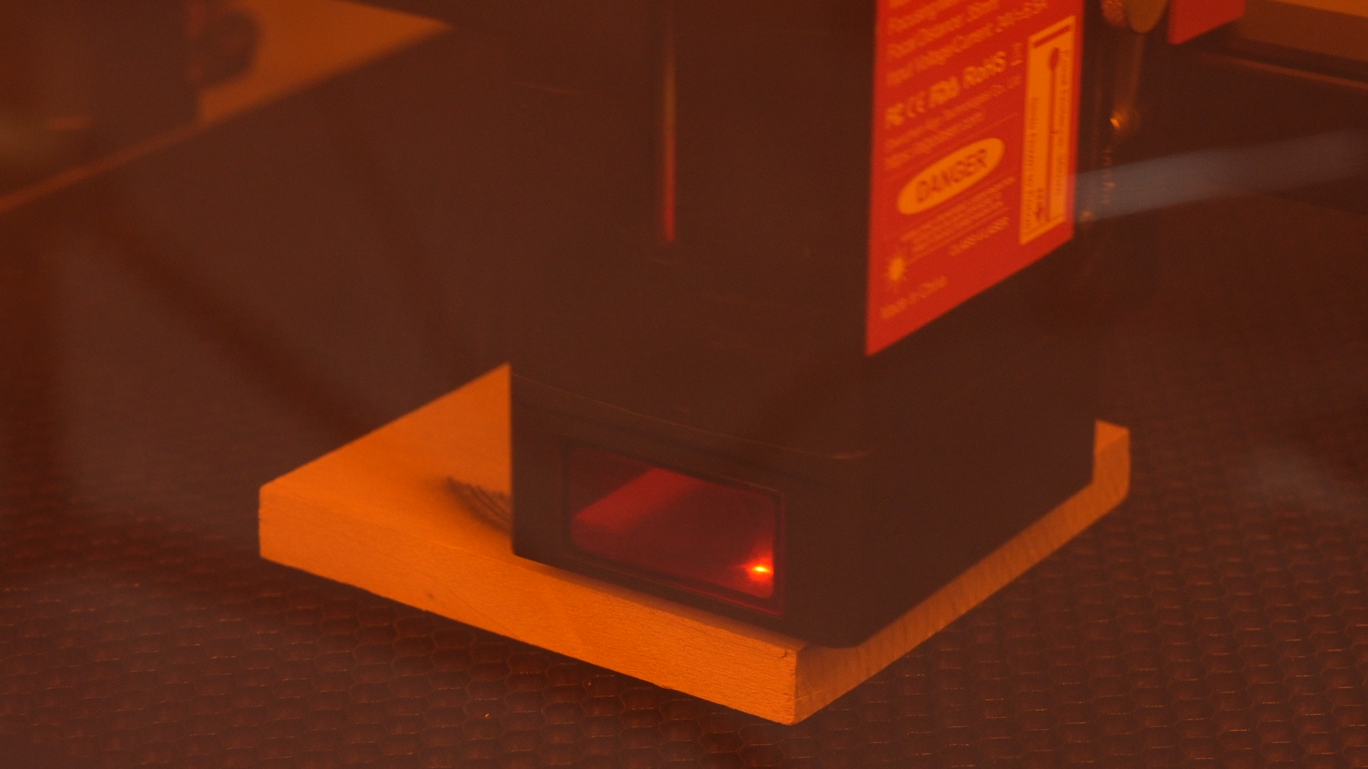 Cómo grabar con láser relieves de tablas de madera de pino 05