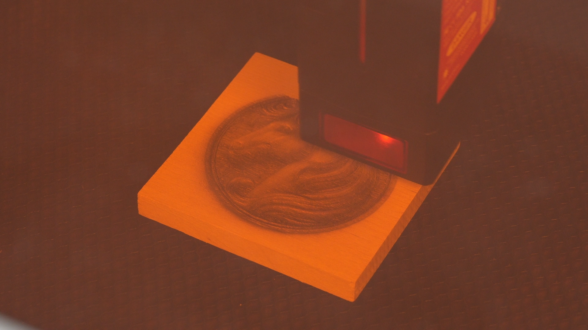 Cómo grabar con láser relieves de tablas de madera de pino 06