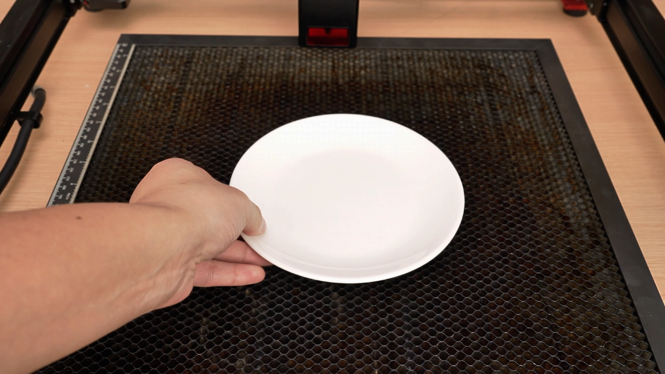 Cómo grabar con láser un disco de cerámica blanca 02