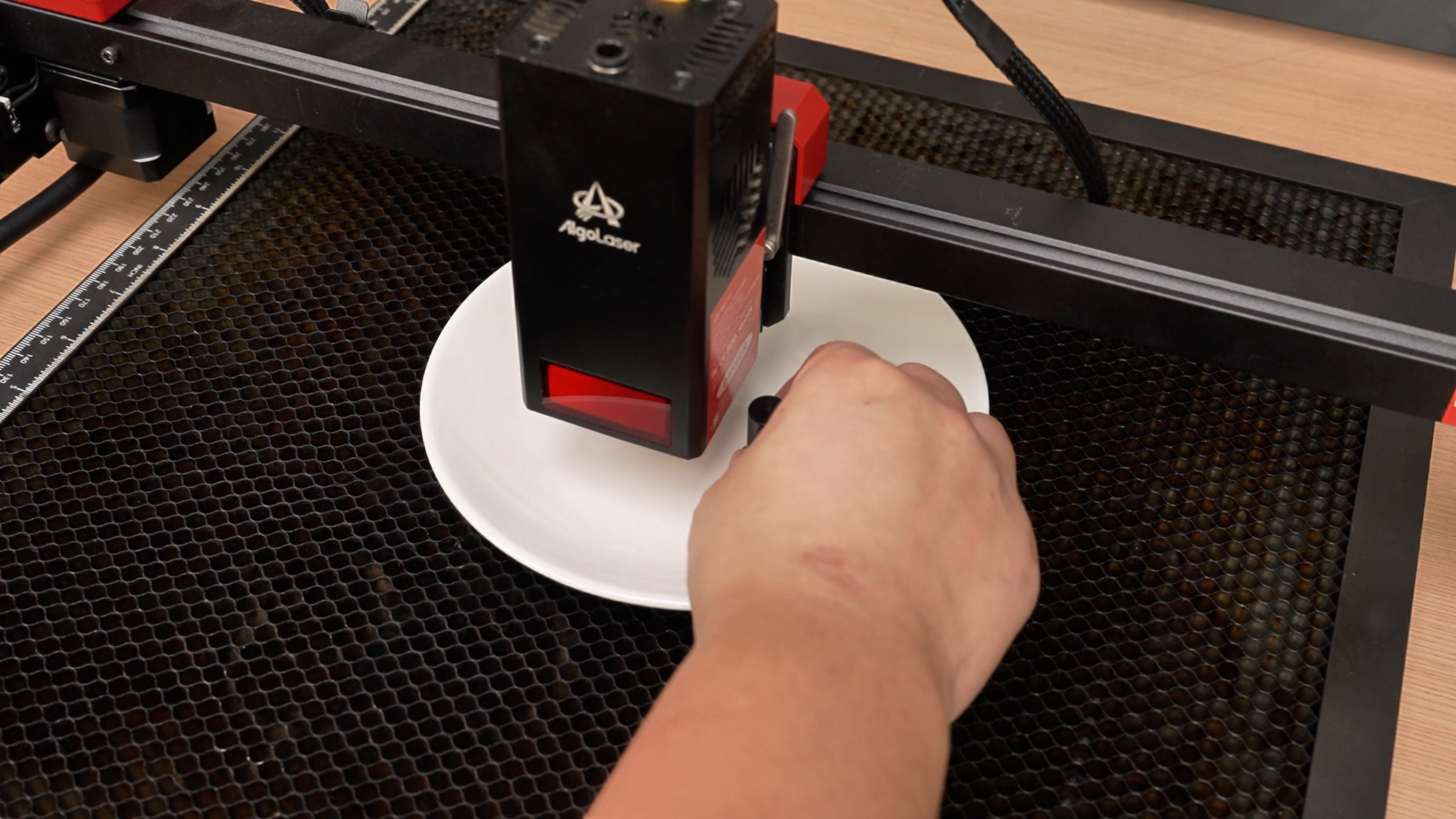 Cómo grabar con láser un disco de cerámica blanca 02