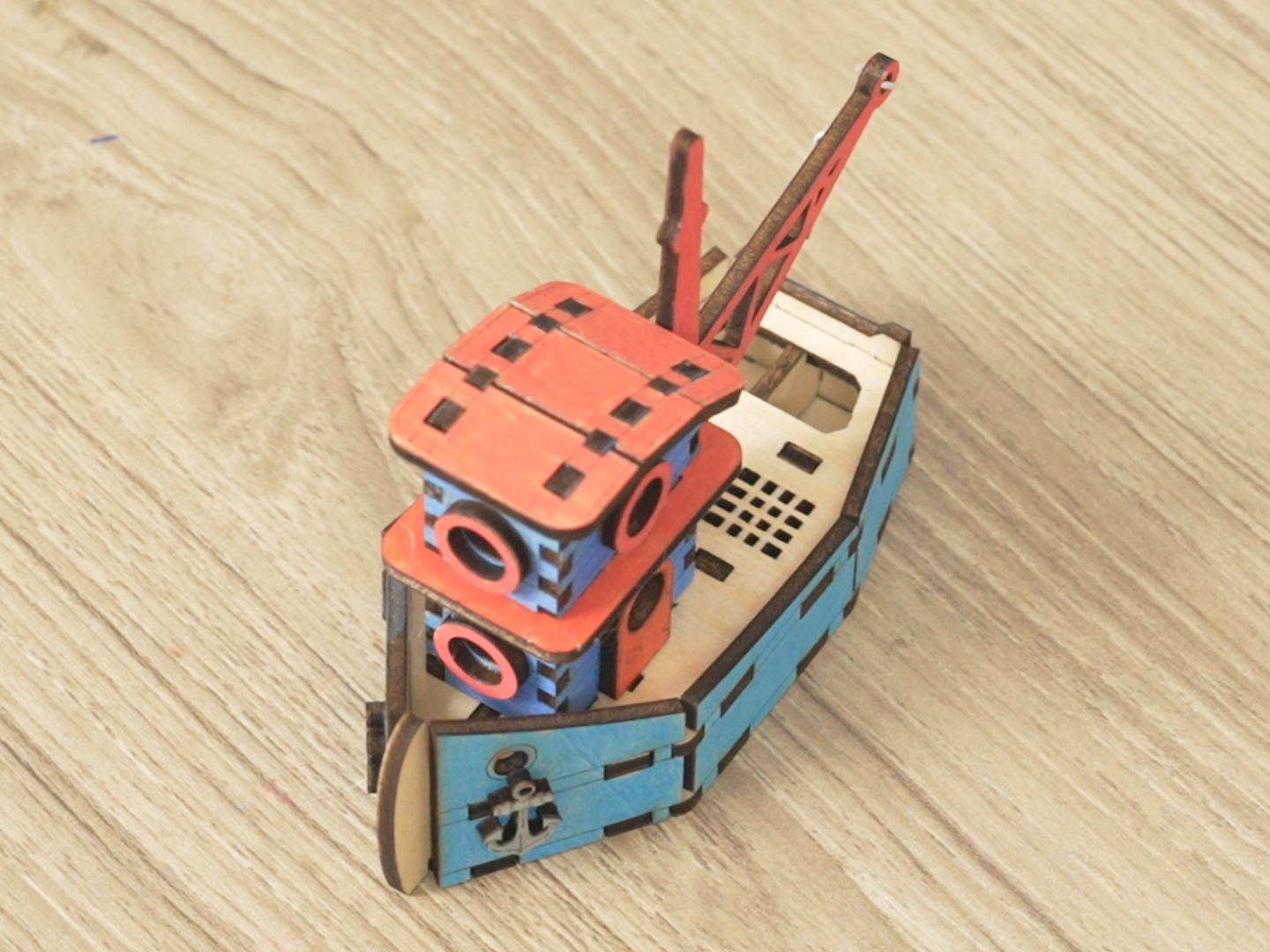 Barcos miniatura cortados con láser