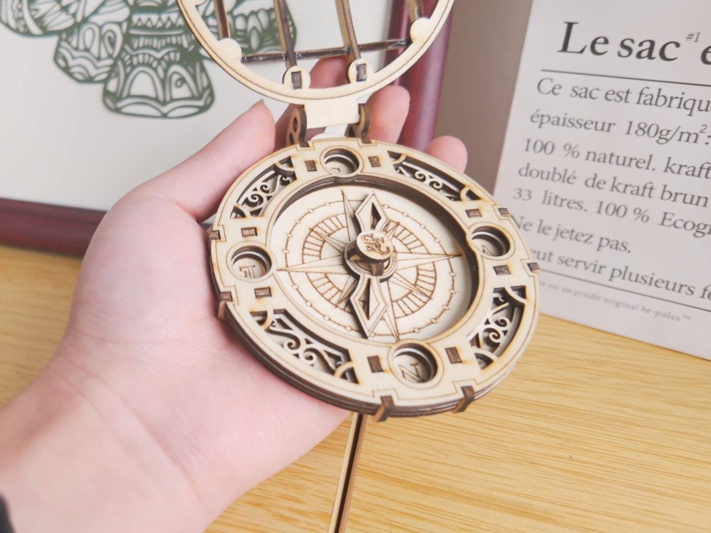 Brújula de madera contrachapada cortada con láser