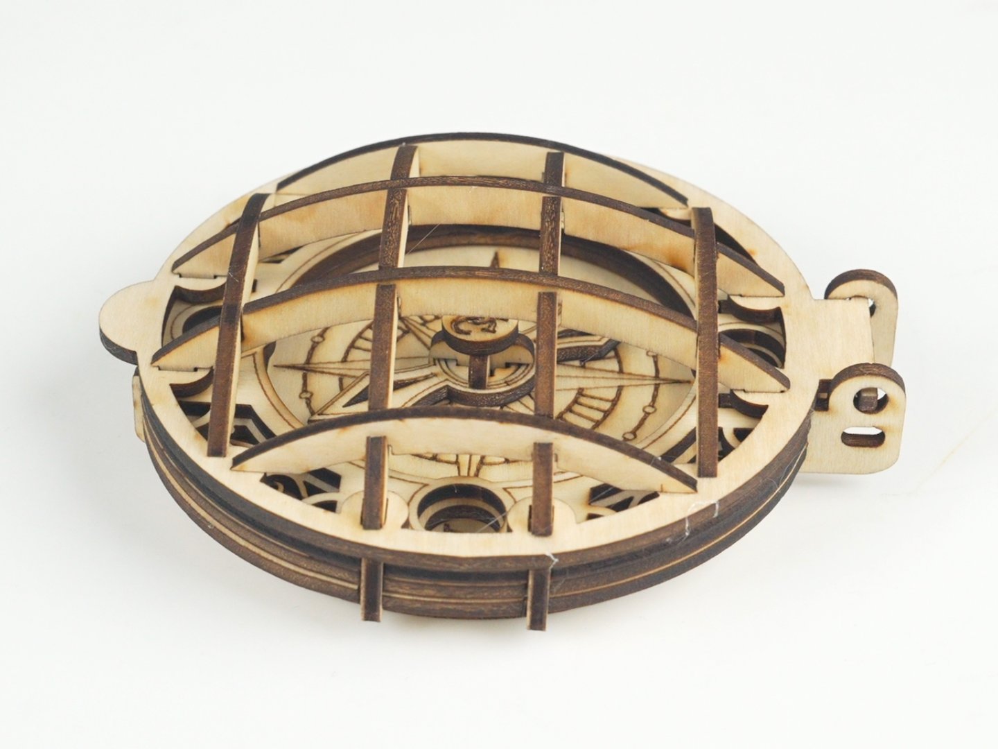 Brújula de madera contrachapada cortada con láser