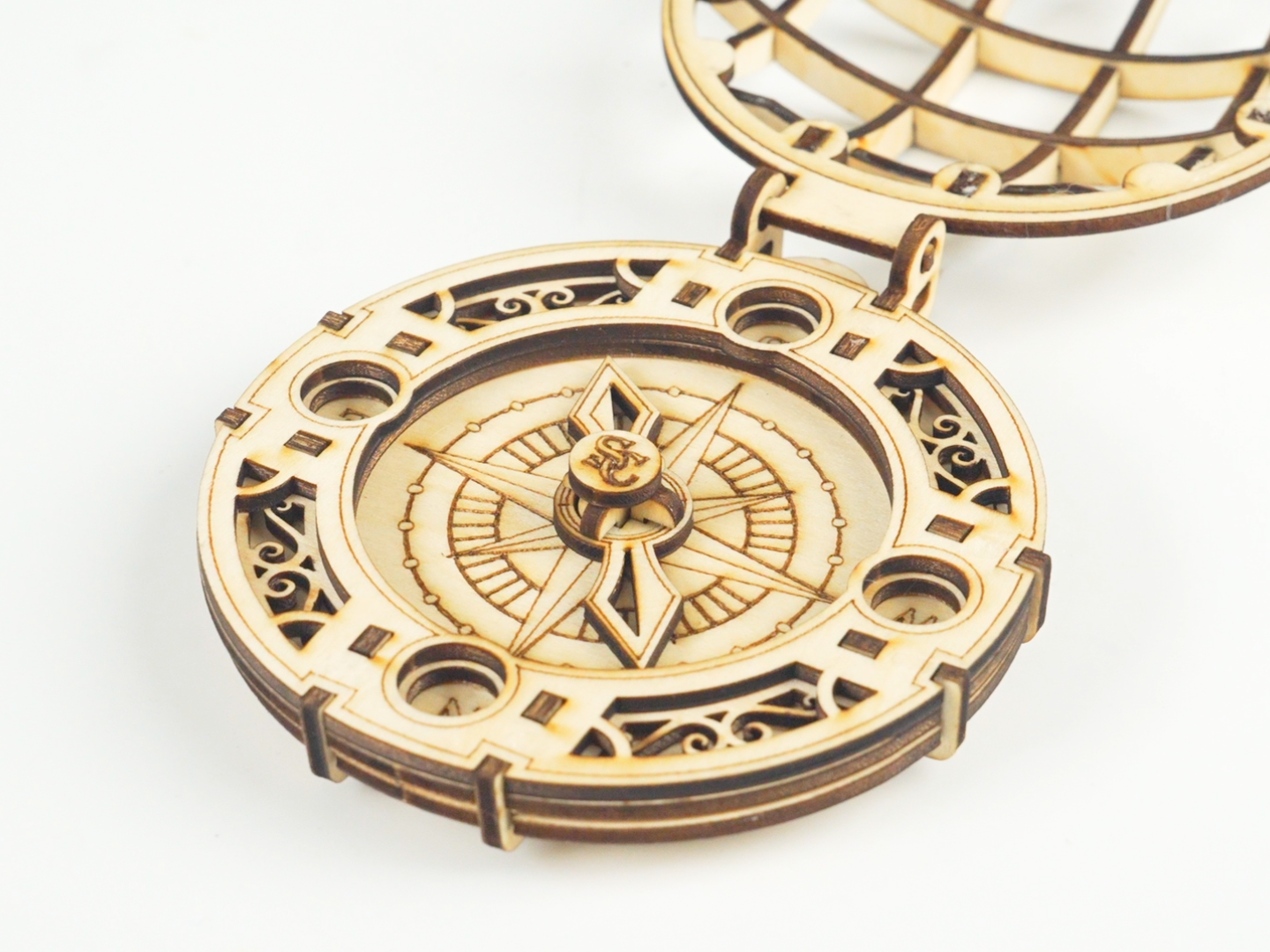 Brújula de madera contrachapada cortada con láser