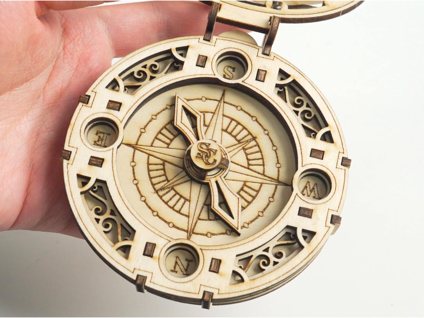 Brújula de madera contrachapada cortada con láser