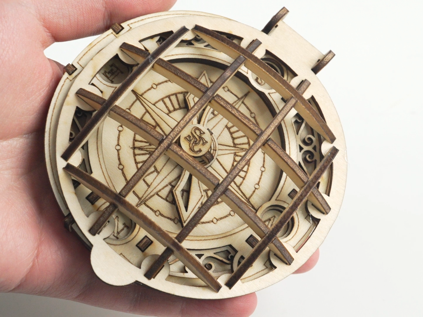 Brújula de madera contrachapada cortada con láser