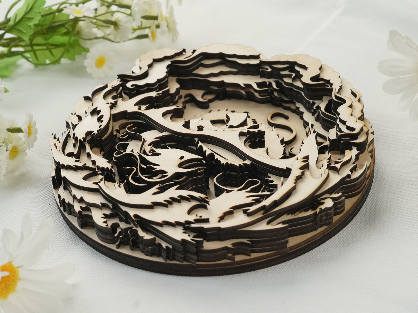 Patrón de dragón de madera cortado con láser