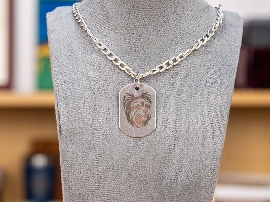 Collar de metal grabado con láser