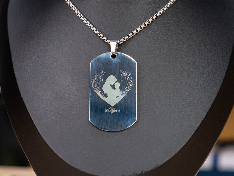 Collar de metal de Día de la Madre grabado con láser