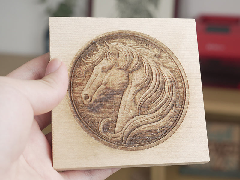 Relieves de tablero de madera de pino grabados con láser