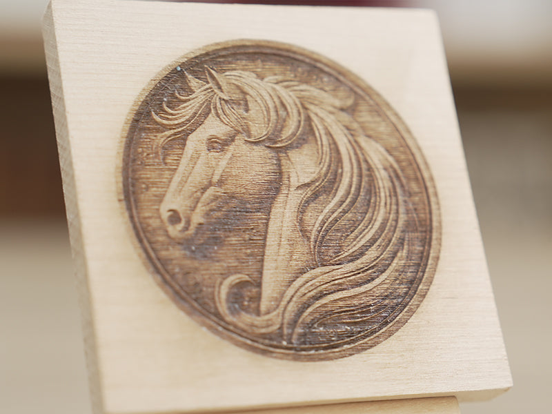 Relieves de tablero de madera de pino grabados con láser