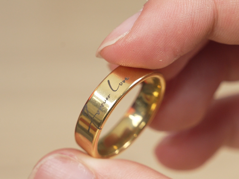 Anillo de acero grabado con láser