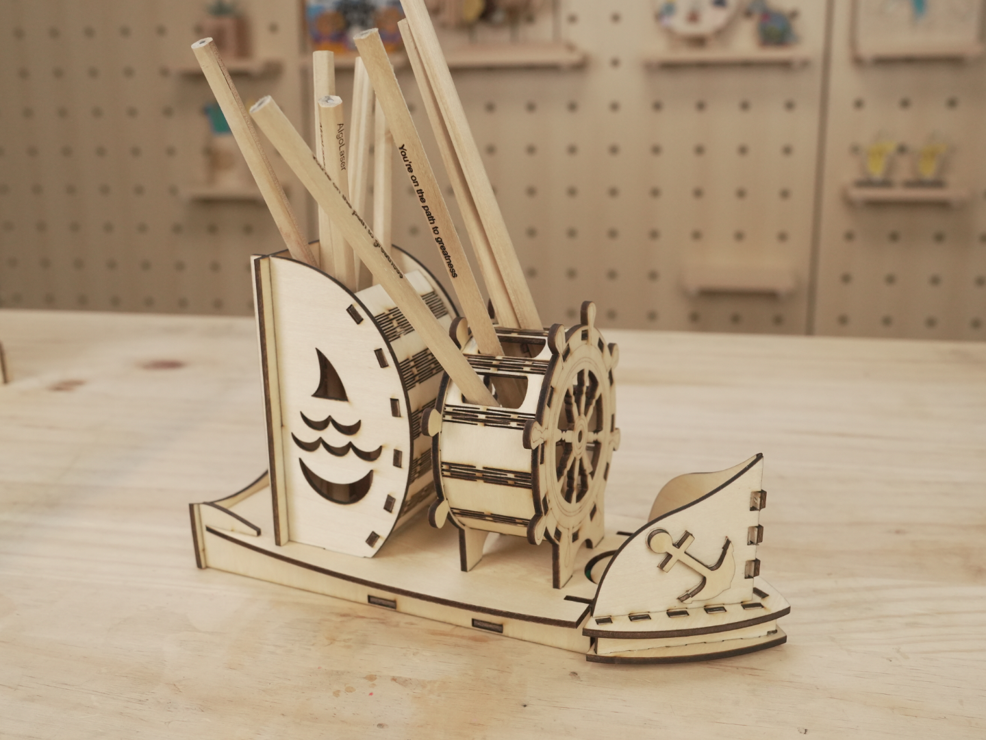 Portalápices de madera con forma de barco grabado con láser