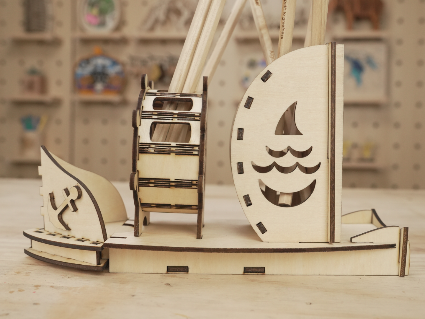 Portalápices de madera con forma de barco grabado con láser