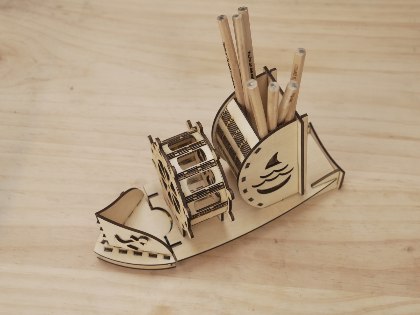 Portalápices de madera con forma de barco grabado con láser