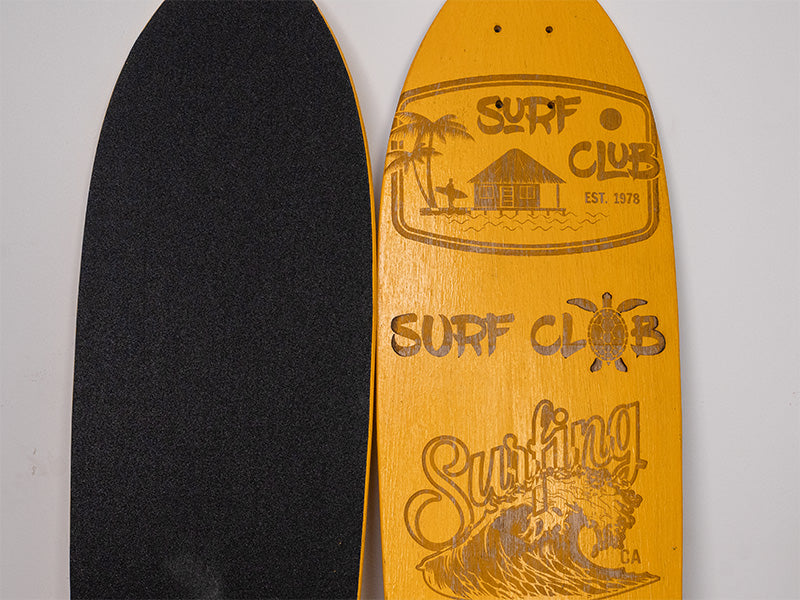 Tabla de surf de madera grabada con láser