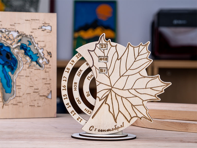 Calendario perpetuo de hoja cortada láser de madera
