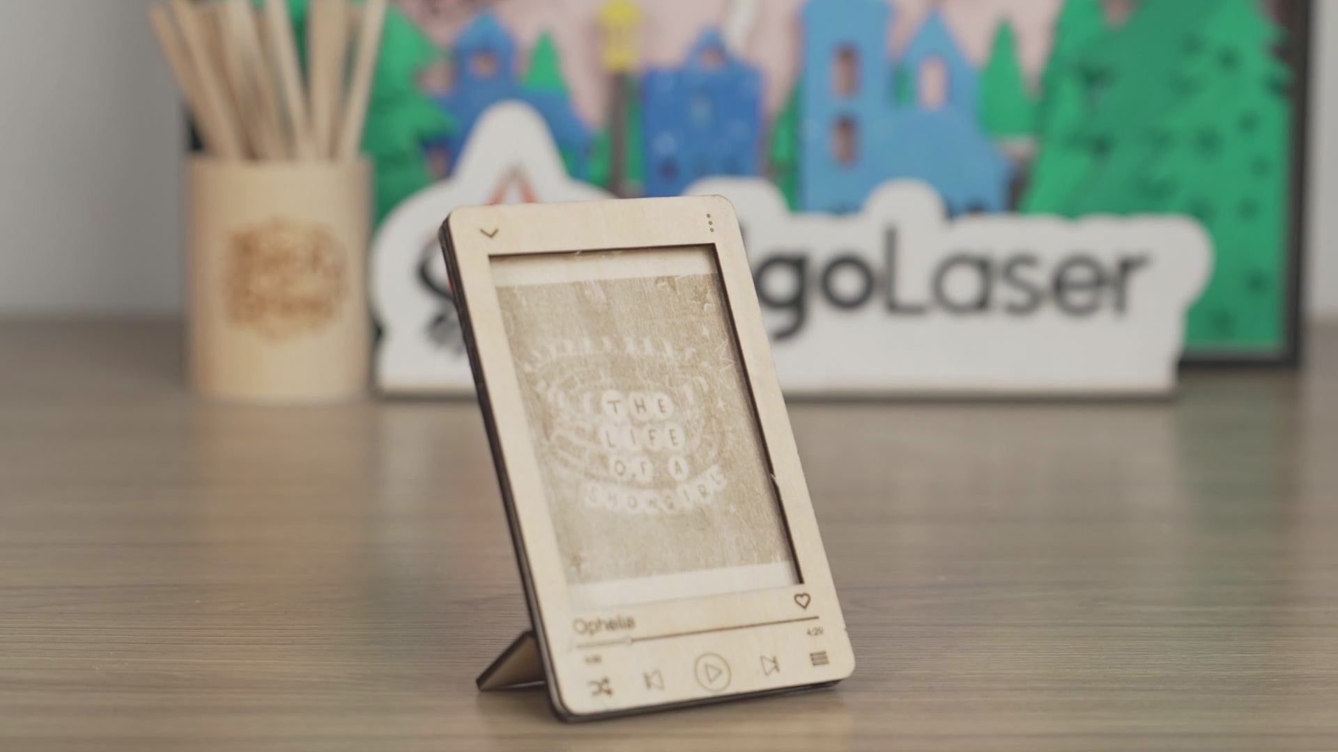 Atril de madera cortado con láser